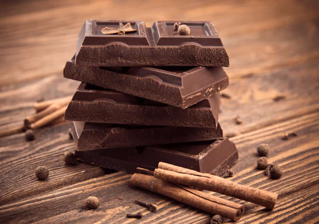 Schokoladenstücke Zimt Zimtstange Piment Nelke Gewürze