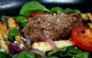 Steak Fleisch Gemüse gebraten gewürz