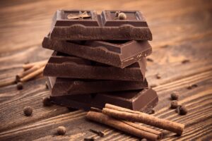 Schokoladenstücke Zimt Zimtstange Piment Nelke Gewürze